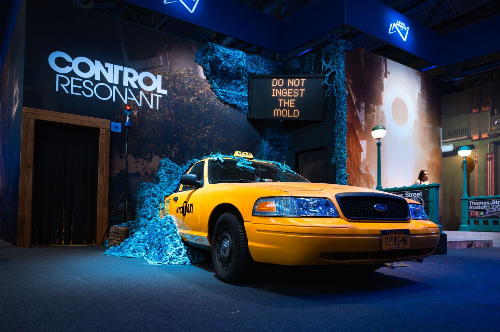 Das Taxi als Mittelpunkt eines Messestands, blau beleuchtet