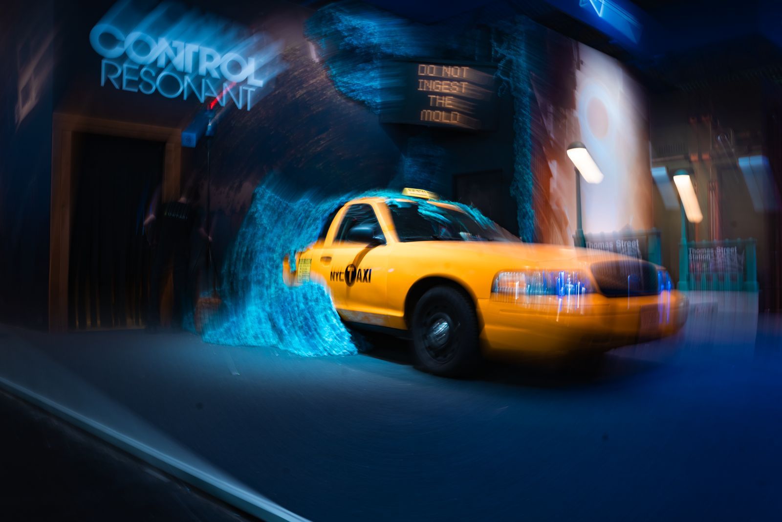 Das Taxi im Scheinwerferlicht der Kulisse